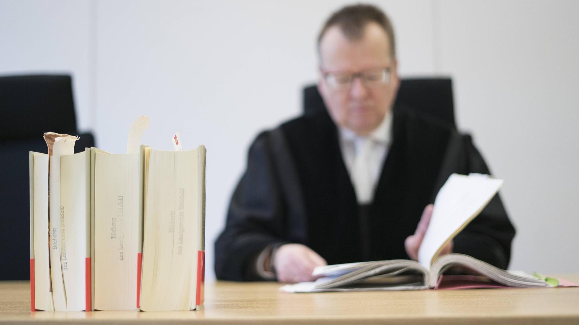 Ein Richter der bei der Arbeit seine Akten studiert: Nach der Messerattacke auf eine 24-jährige Frau durch einen 17-jährigen Syrer wurde über die Integration junger Flüchtlinge debattiert. Ein Richter der bei der Arbeit seine Akten studiert: Nach der Messerattacke auf eine 24-jährige Frau durch einen 17-jährigen Syrer wurde über die Integration junger Flüchtlinge debattiert.