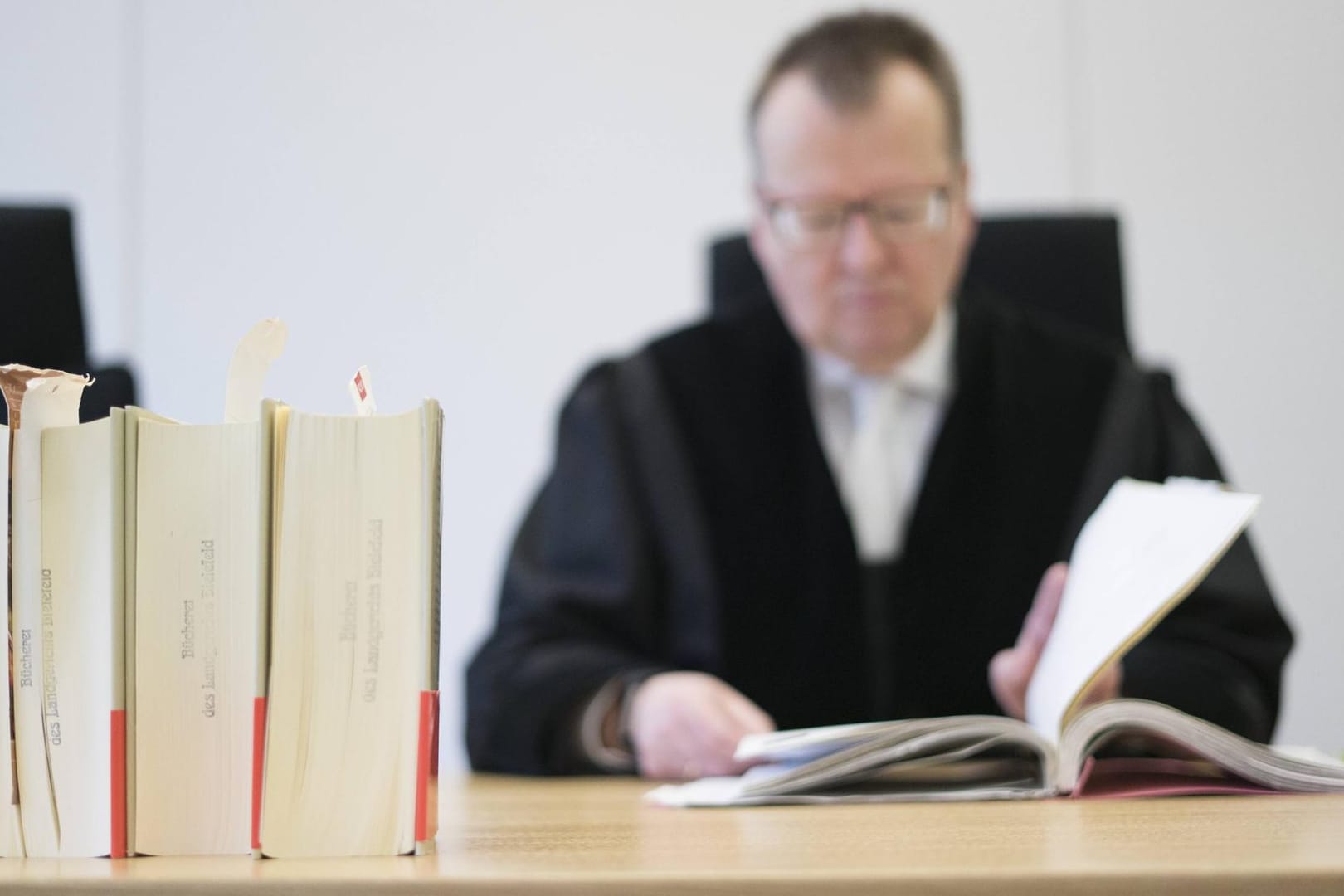 Ein Richter der bei der Arbeit seine Akten studiert: Nach der Messerattacke auf eine 24-jährige Frau durch einen 17-jährigen Syrer wurde über die Integration junger Flüchtlinge debattiert.