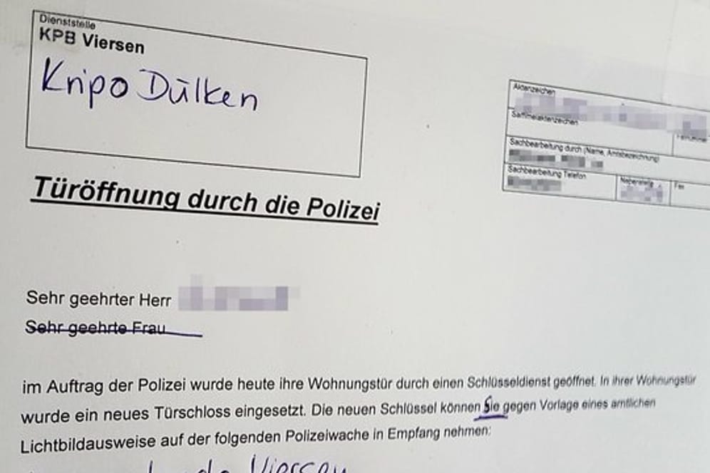 Der Hinweis der Polizei auf eine Türöffnung hängt an der Tür zu einer Viersener Wohnung, in der der mutmaßliche Sexualstrafttäter gewohnt haben soll.