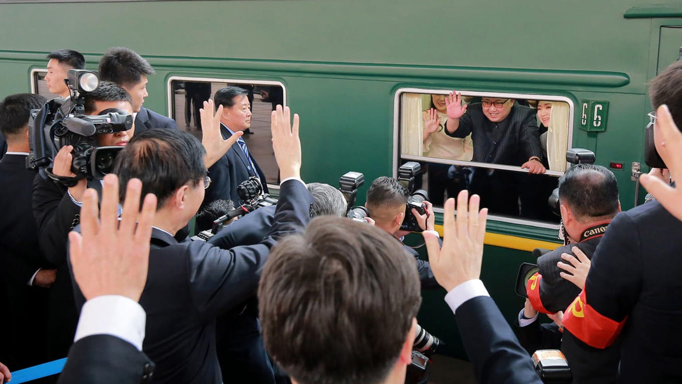 Kim Jong-un in Peking: Der nordkoreanische Machthaber kam im gepanzerten Sonderzug in die chinesische Hauptstadt und ließ sich dort von Gefolgsleuten feiern.