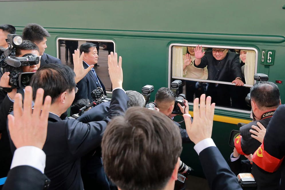 Kim Jong-un in Peking: Der nordkoreanische Machthaber kam im gepanzerten Sonderzug in die chinesische Hauptstadt und ließ sich dort von Gefolgsleuten feiern.
