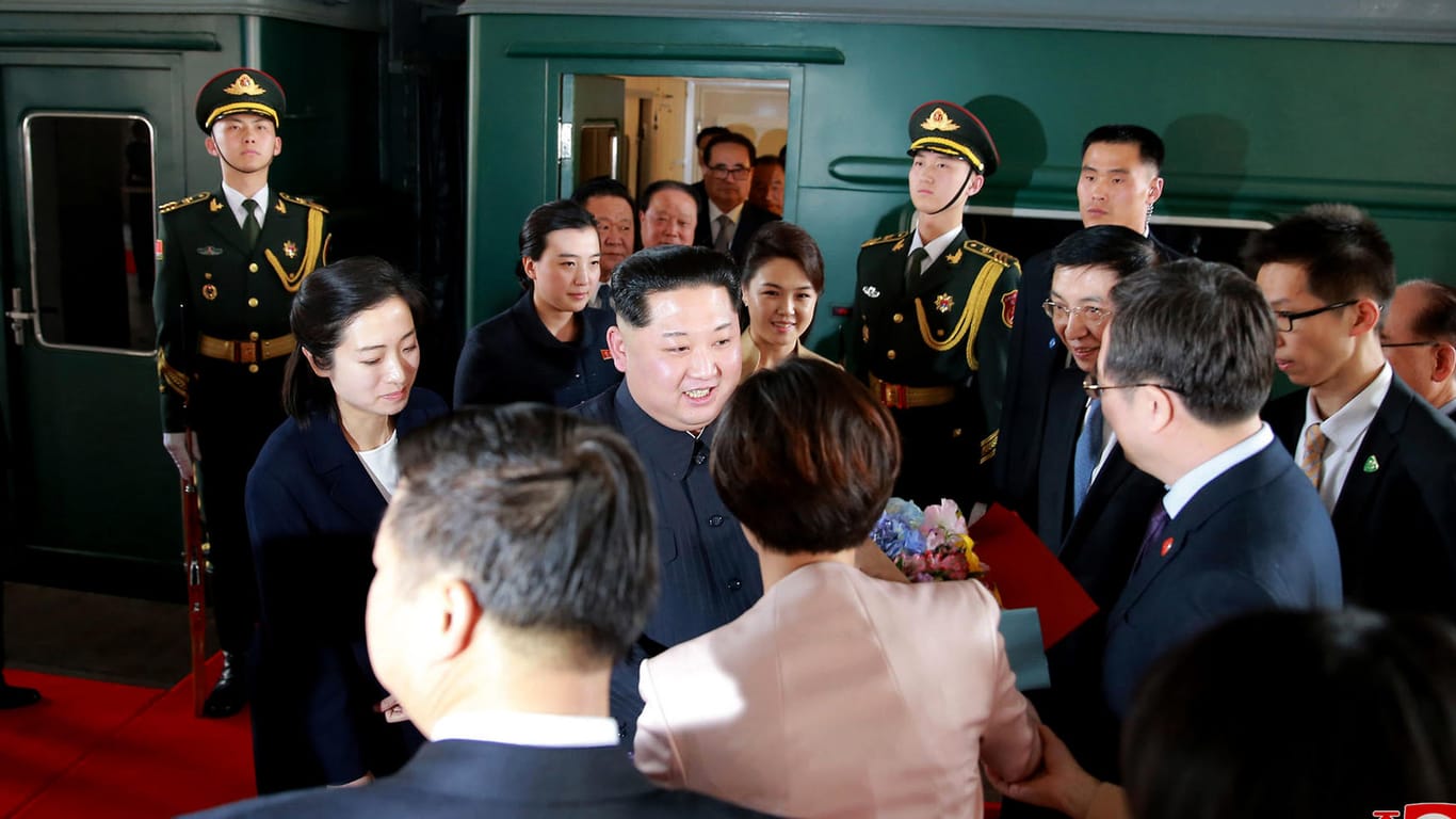 Kim Jong-un ließ sich in Peking von seiner Frau Ri Sol Ju (Mitte im Hitergrund) begleiten.