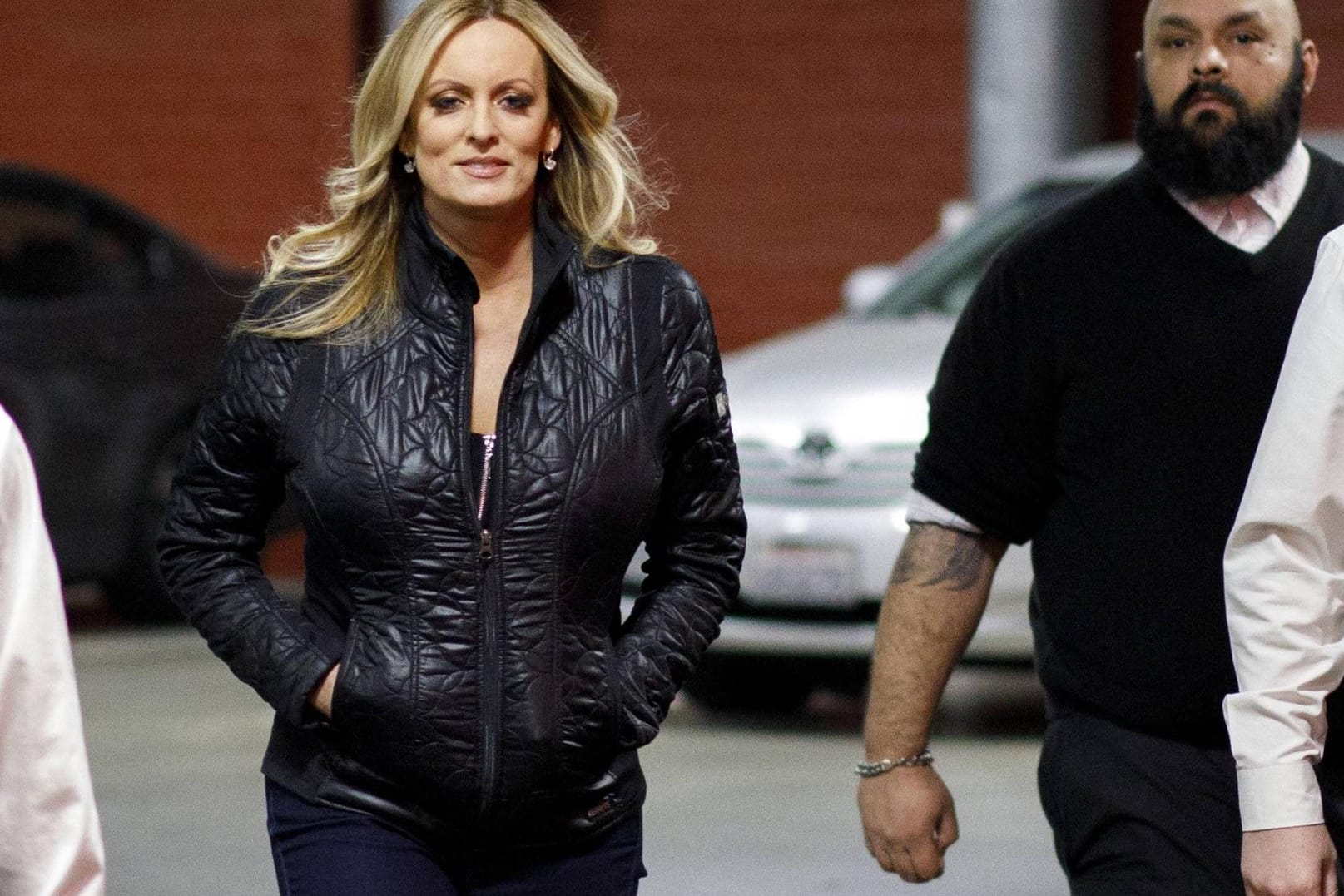 Stormy Daniels mit Bodyguards: Der Pornostar geht mit der Trump-Affäre in die nächste Runde und will Trumps Aussage vor Gericht erzwingen.