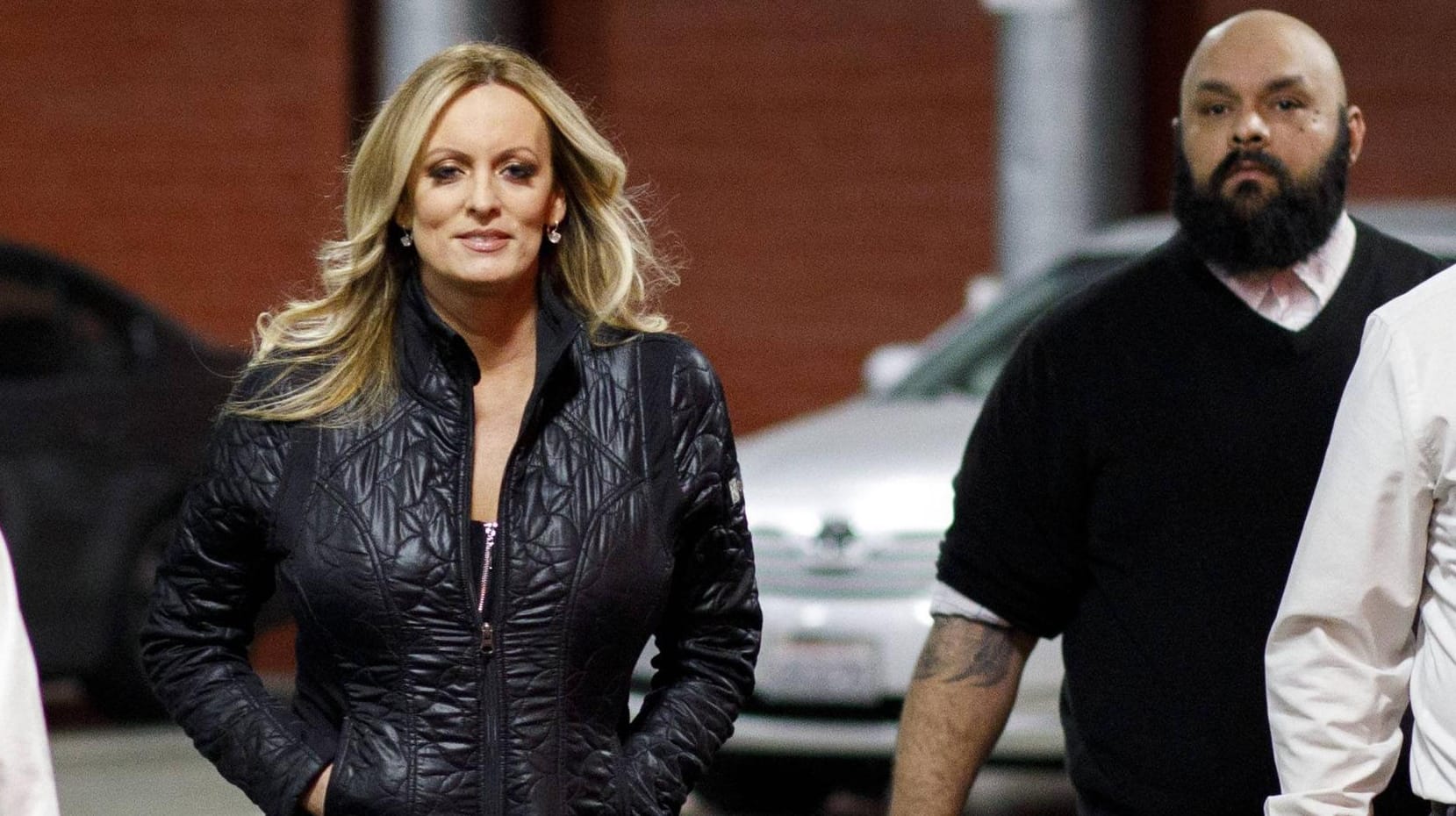 Stormy Daniels mit Bodyguards: Der Pornostar geht mit der Trump-Affäre in die nächste Runde und will Trumps Aussage vor Gericht erzwingen.