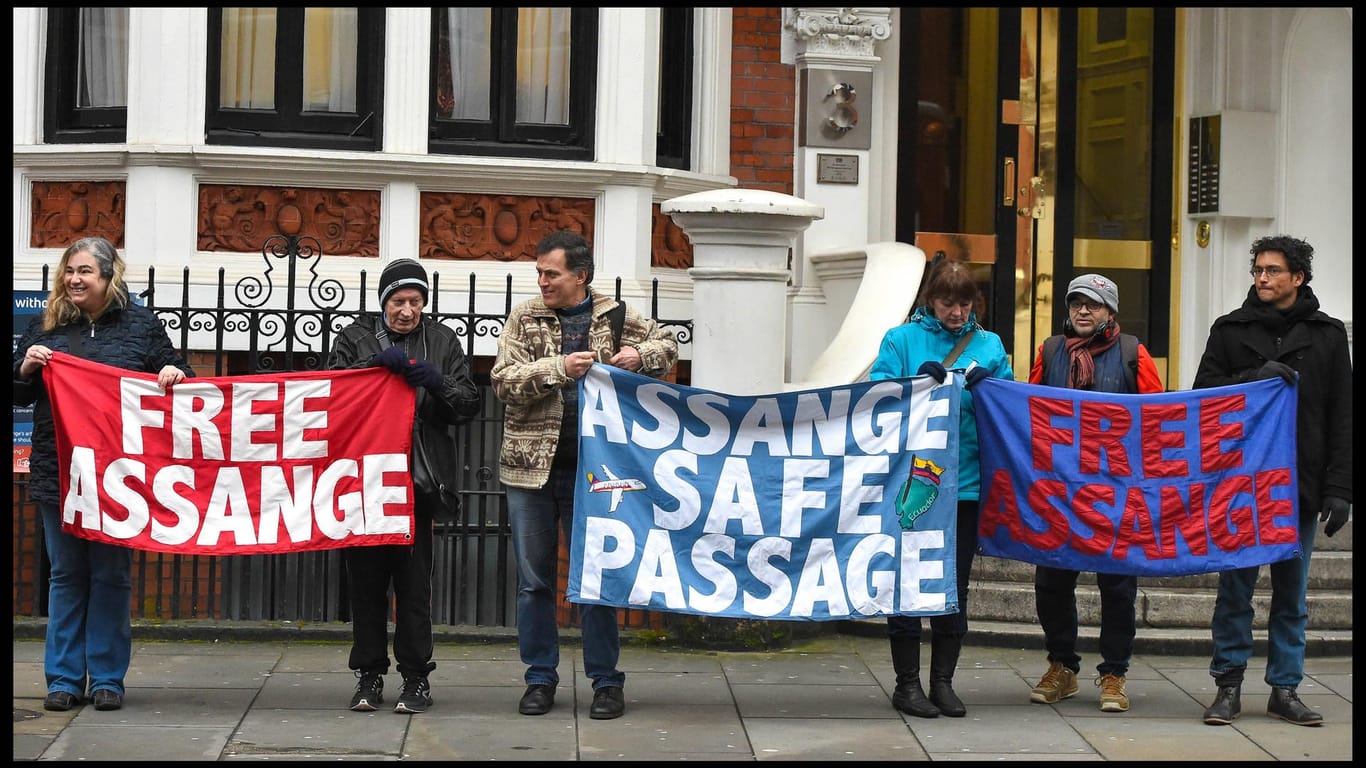 Demonstranten vor der ecuadorianischen Botschaft in London mit Plakaten mit der Aufschrift: "Free Assange": Über fünf Jahre lebt der Wikileaks-Gründer in der Botschaft im Exil und hat jetzt ein Kommunikationsverbot von Ecuador erteilt bekommen.