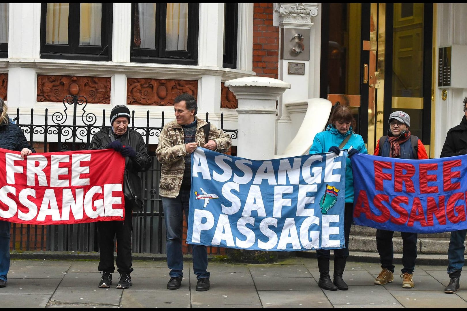 Demonstranten vor der ecuadorianischen Botschaft in London mit Plakaten mit der Aufschrift: "Free Assange": Über fünf Jahre lebt der Wikileaks-Gründer in der Botschaft im Exil und hat jetzt ein Kommunikationsverbot von Ecuador erteilt bekommen.