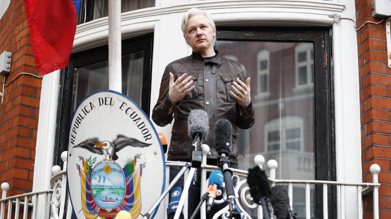 Wikileaks-Gründer Julian Assange spricht auf dem Balkon der ecuadorianischen Botschaft in London: Seit mehr als fünf Jahre lebte Assange in der Botschaft im Exil, jetzt hat Ecuador wegen kritischer Aussagen die Kommunikationsmöglichkeiten abgeschnitten.