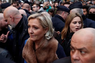 Marine Le Pen in der Menschenmenge: Die Politikerin wurde beim Trauermarsch für Mireille Knoll ausgebuht.