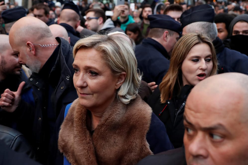 Marine Le Pen in der Menschenmenge: Die Politikerin wurde beim Trauermarsch für Mireille Knoll ausgebuht.
