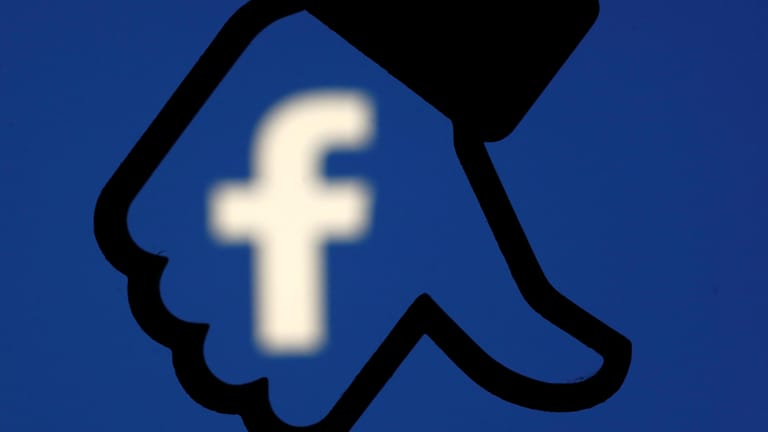 Das Facebook-Symbol mit dem Dislike-Button: Nach dem Fall um Cambridge Analytica erntet Facebook viel Kritik. Das Männermagazin "Playboy" wendet sich nach dem Datenmissbrauch von Facebook ab.