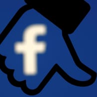 Das Facebook-Symbol mit dem Dislike-Button: Nach dem Fall um Cambridge Analytica erntet Facebook viel Kritik. Das Männermagazin "Playboy" wendet sich nach dem Datenmissbrauch von Facebook ab.
