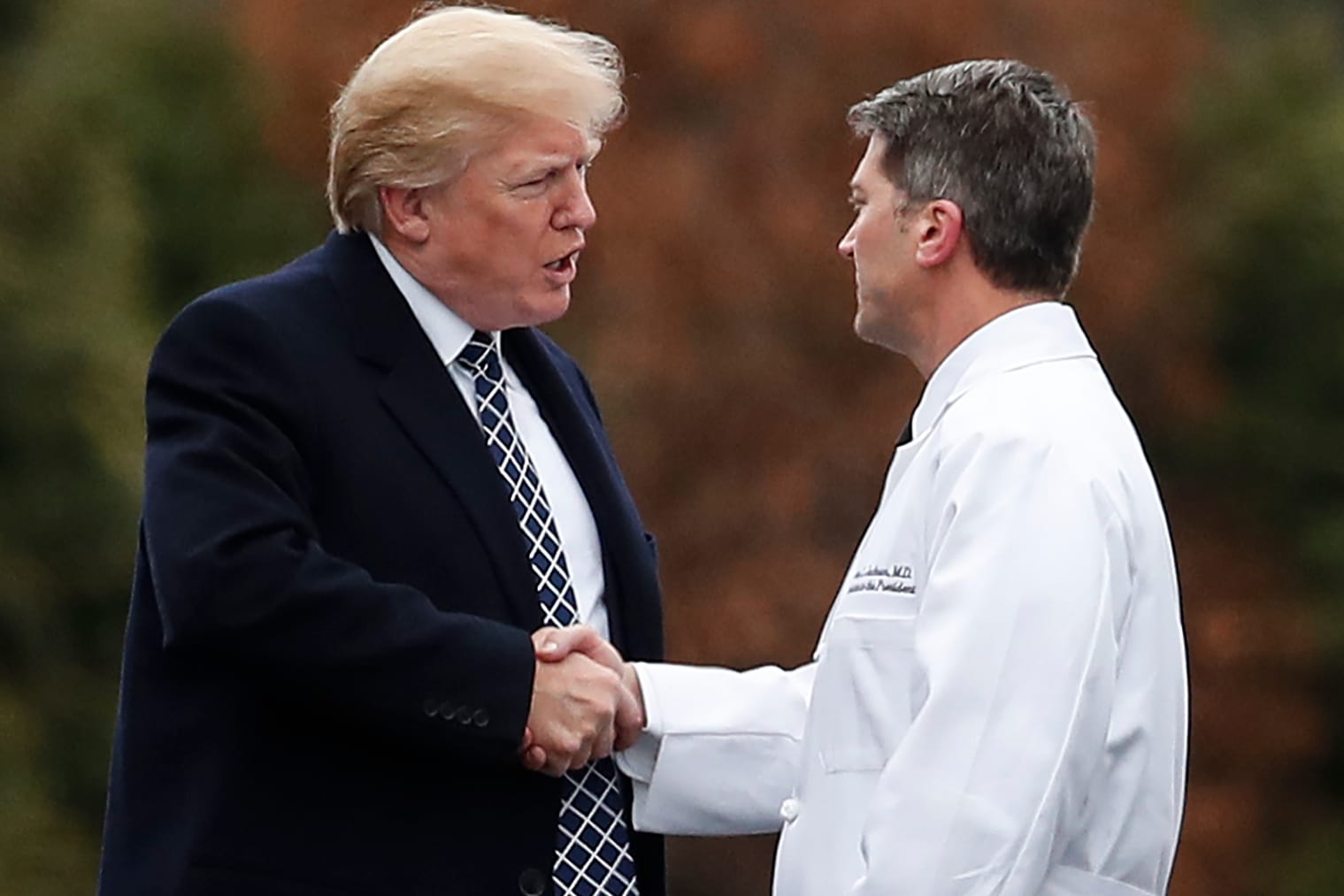 Donald Trump und Ronny Jackson: Trumps Leibarzt wird nun zum Minister.