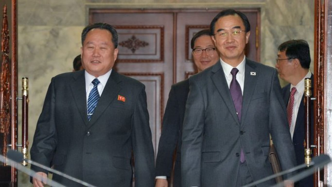 Cho Myoung-gyon (r), Wiedervereinigungsminister von Südkorea, und Ri Son-gwon, Chef der nordkoreanischen Agentur, die für die Angelegenheiten des Südens zuständig ist, betreten einen Versammlungsraum im Grenzort Panmunjom.