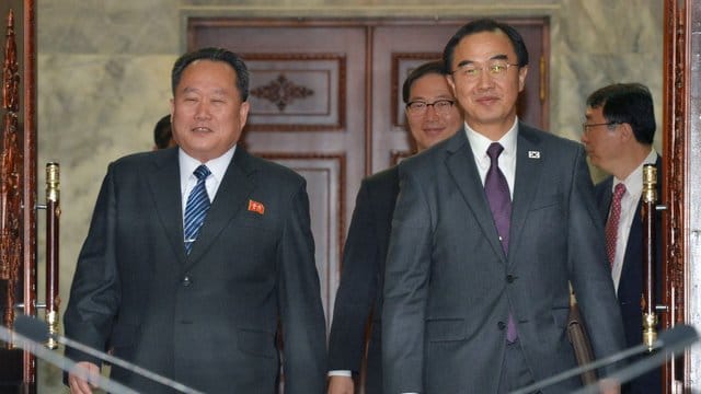 Cho Myoung-gyon (r), Wiedervereinigungsminister von Südkorea, und Ri Son-gwon, Chef der nordkoreanischen Agentur, die für die Angelegenheiten des Südens zuständig ist, betreten einen Versammlungsraum im Grenzort Panmunjom. Cho Myoung-gyon (r), Wiedervereinigungsminister von Südkorea, und Ri Son-gwon, Chef der nordkoreanischen Agentur, die für die Angelegenheiten des Südens zuständig ist, betreten einen Versammlungsraum im Grenzort Panmunjom.