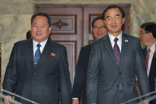 Cho Myoung-gyon (r), Wiedervereinigungsminister von Südkorea, und Ri Son-gwon, Chef der nordkoreanischen Agentur, die für die Angelegenheiten des Südens zuständig ist, betreten einen Versammlungsraum im Grenzort Panmunjom.
