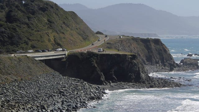 Einsatzkräfte untersuchen die Stelle am Highway 1, an der beim Sturz über eine Klippe mindestens fünf Familienmitglieder in ihrem Auto ums Leben gekommen sind. Einsatzkräfte untersuchen die Stelle am Highway 1, an der beim Sturz über eine Klippe mindestens fünf Familienmitglieder in ihrem Auto ums Leben gekommen sind.