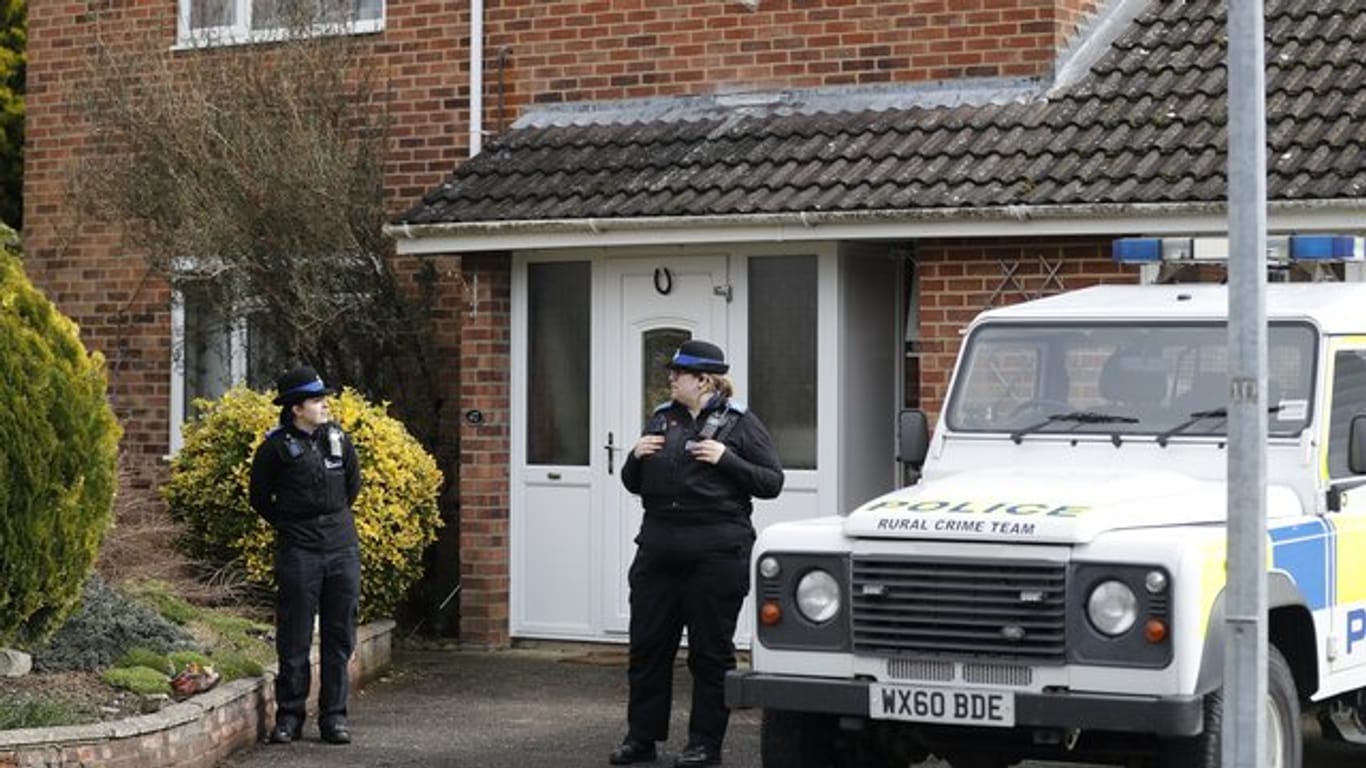 Einsatzkräfte der Polizei stehen vor dem Haus des früheren russische Geheimdienstoffiziers Skripal in Salisbury.