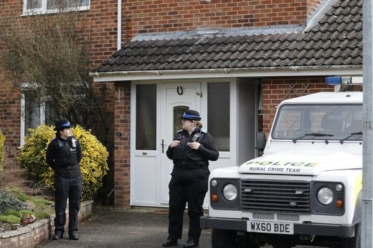 Einsatzkräfte der Polizei stehen vor dem Haus des früheren russische Geheimdienstoffiziers Skripal in Salisbury.