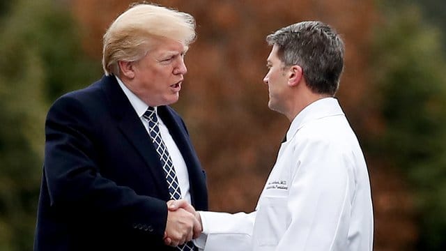Laut Trump ist Ronny Jackson als Mitglied der Streitkräfte hoch qualifiziert für den Job. Laut Trump ist Ronny Jackson als Mitglied der Streitkräfte hoch qualifiziert für den Job.
