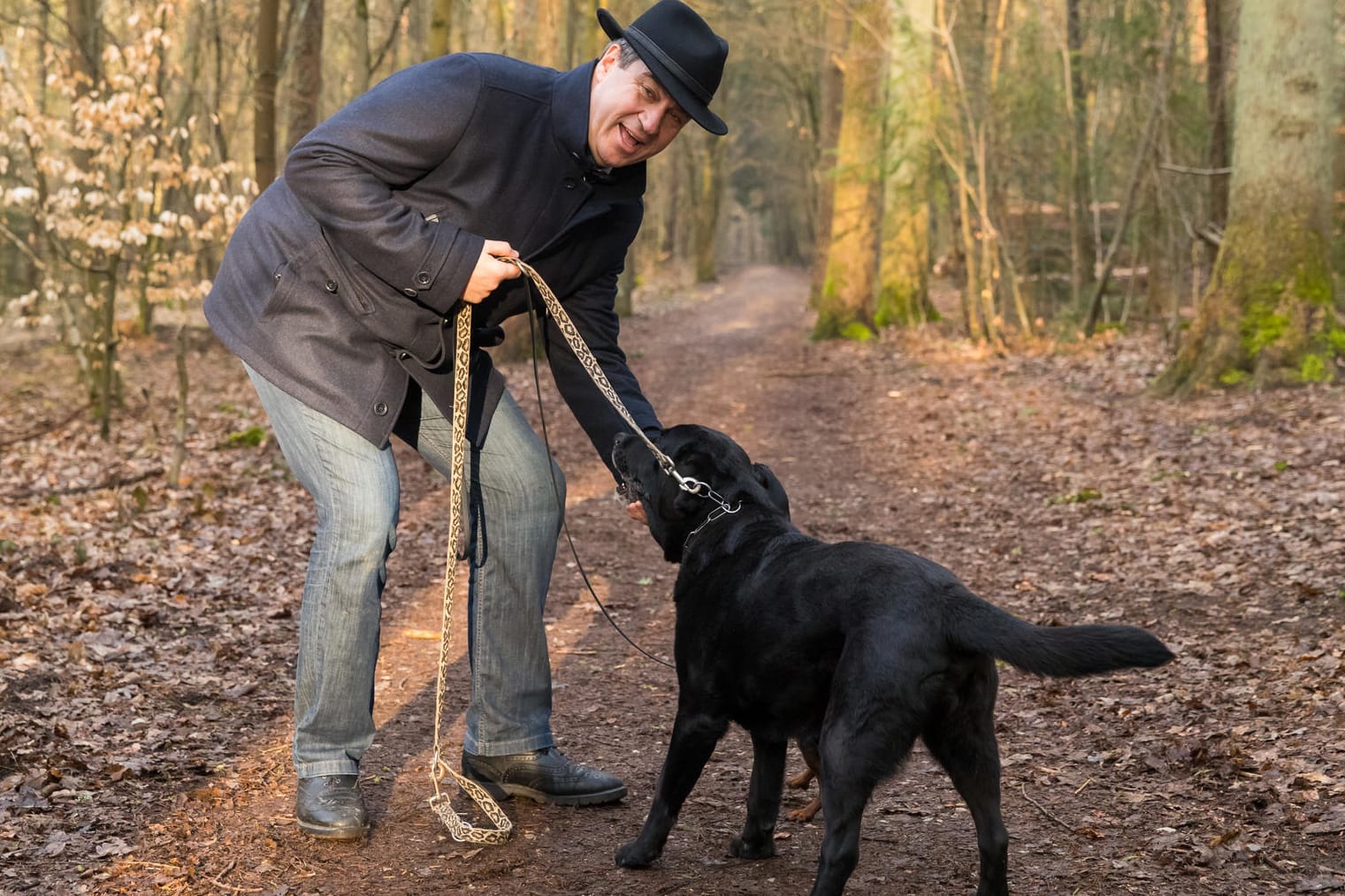 Markus Söder, Ministerpräsident von Bayern, geht mit seinen Hunden Fanny, einer Labrador-Hündin, und Bella, einer Zwergpinscher-Hündin, im Wald spazieren.