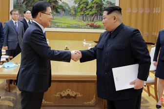 Kim Jong Un und Südkoreas Direktor für Nationale Sicherheit, Chung Eui Yong: Ein Treffen zwischen dem nordkoreanischen Machthaber Kim und dem südkoreanischen Präsidenten Moon soll in dem Grenzort Panmunjom stattfinden.