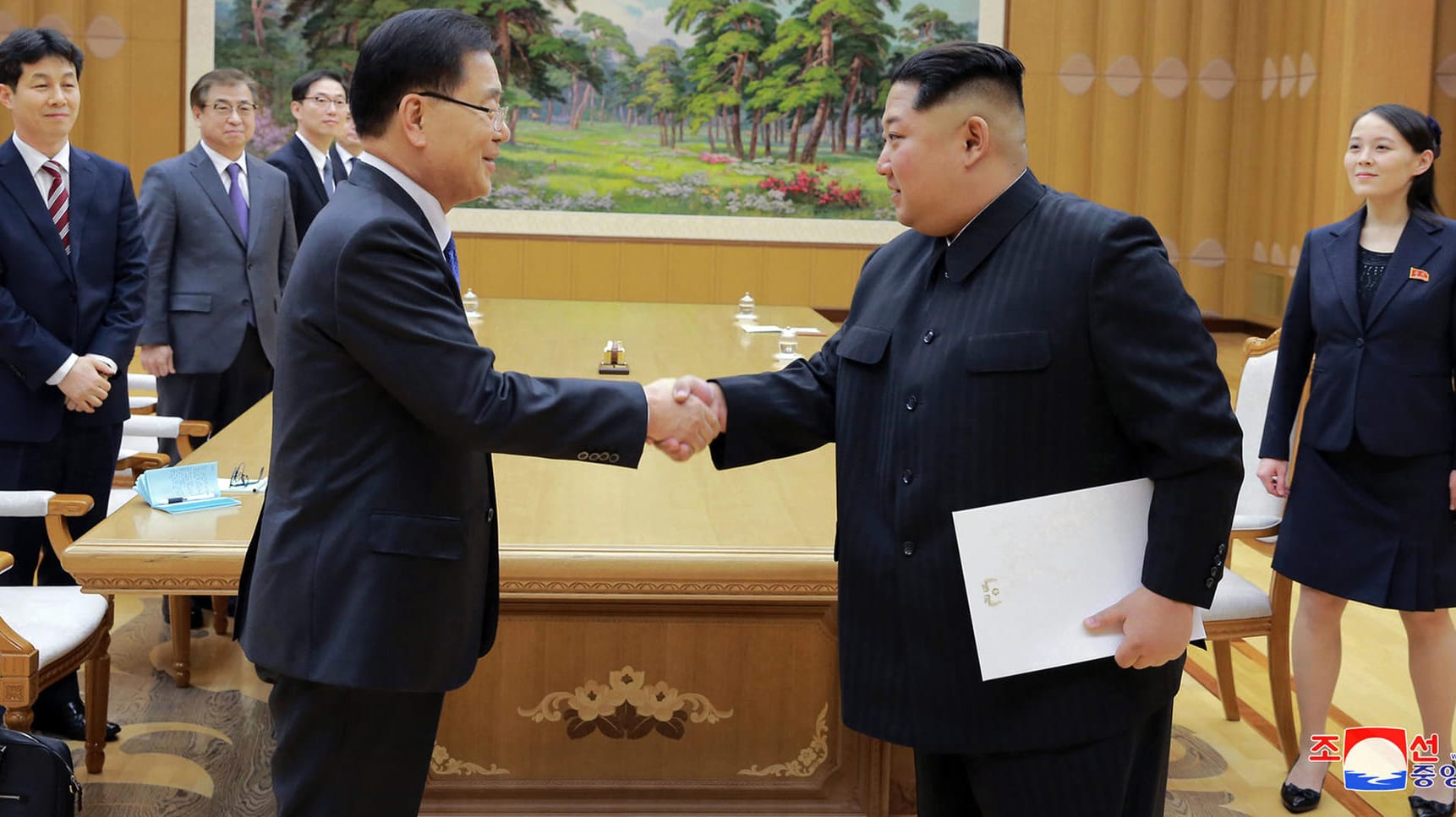 Kim Jong Un und Südkoreas Direktor für Nationale Sicherheit, Chung Eui Yong: Ein Treffen zwischen dem nordkoreanischen Machthaber Kim und dem südkoreanischen Präsidenten Moon soll in dem Grenzort Panmunjom stattfinden. Kim Jong Un und Südkoreas Direktor für Nationale Sicherheit, Chung Eui Yong: Ein Treffen zwischen dem nordkoreanischen Machthaber Kim und dem südkoreanischen Präsidenten Moon soll in dem Grenzort Panmunjom stattfinden.