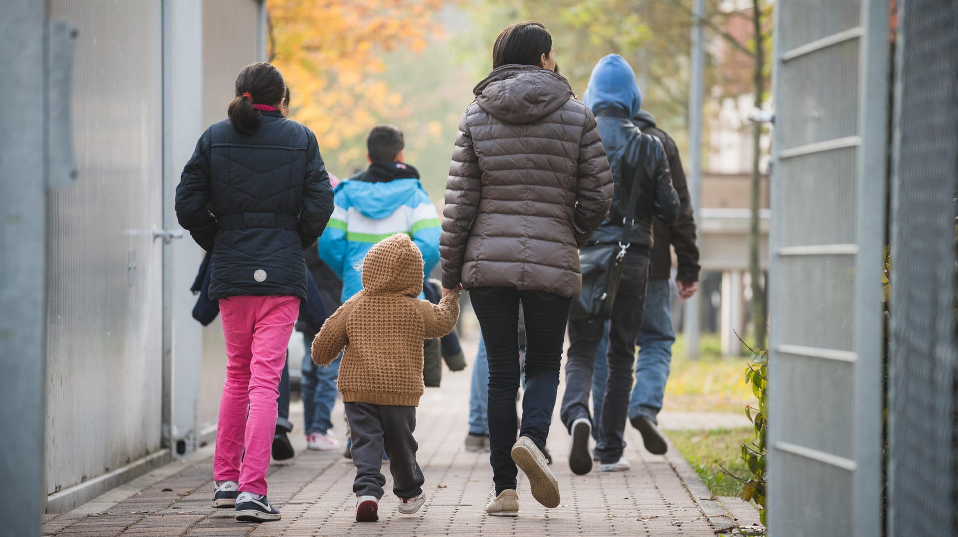 Eine geflüchtete Familie aus dem Balkan geht durch die Rückführungseinrichtung für Balkanflüchtlinge in Bamberg (Bayern): Bis Herbst will das Innenministerium das erste Abschiebezentrum für Flüchtlinge einrichten. (Archivbild) Eine geflüchtete Familie aus dem Balkan geht durch die Rückführungseinrichtung für Balkanflüchtlinge in Bamberg (Bayern): Bis Herbst will das Innenministerium das erste Abschiebezentrum für Flüchtlinge einrichten. (Archivbild)