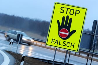 Ein Schild mit der Aufschrift "Stop Falsch" steht an einer Autobahn: Ein Rentner ist auf dem Weg zum Tierarzt als Geisterfahrer aus dem Verkehr gezogen worden. (Symboldbild)