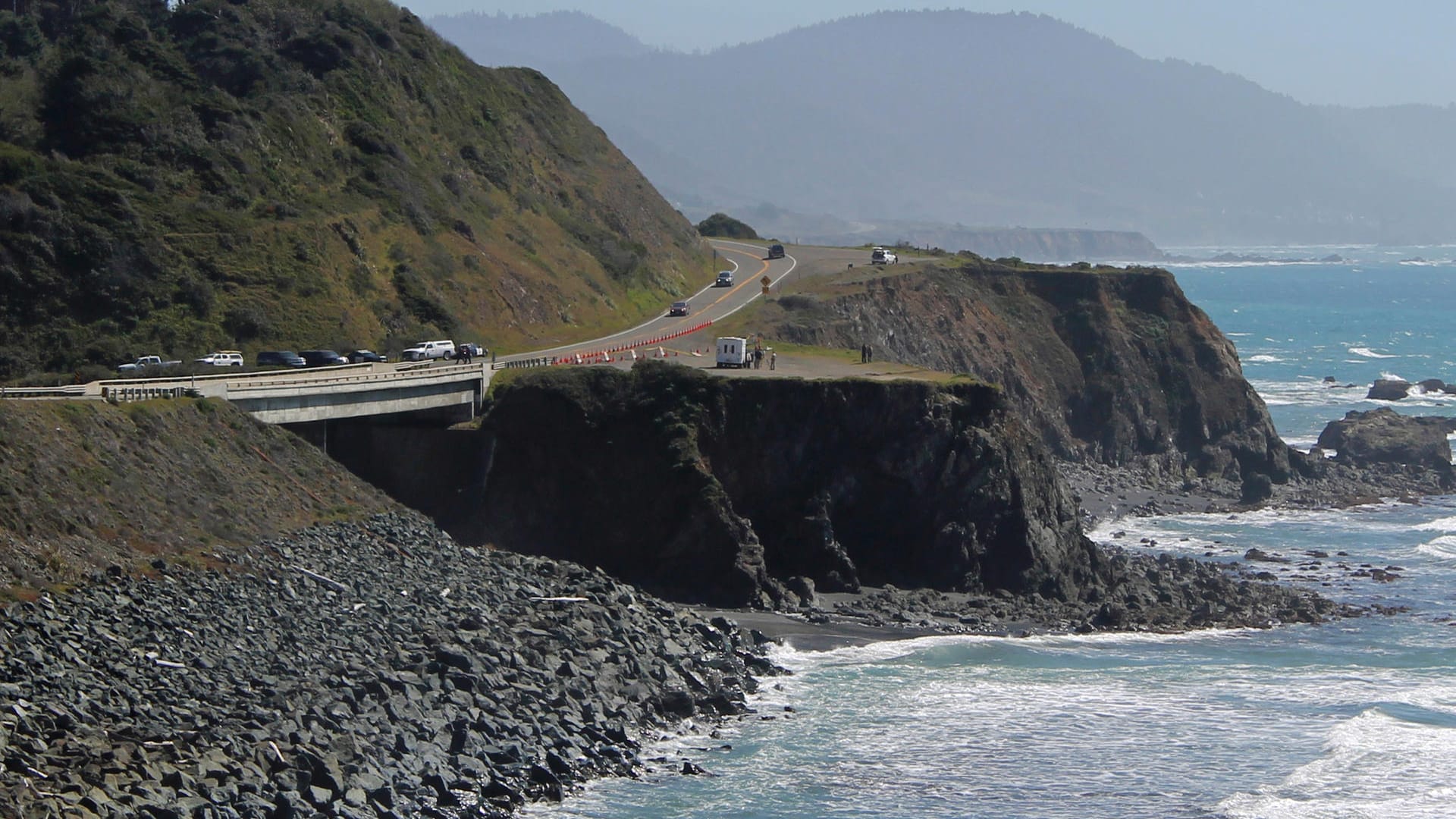 Einsatzkräfte untersuchen eine Stelle am Highway 1 in Fort Bragg, Kalifornien (USA): Hier sind beim Sturz über eine Klippe mindestens fünf Familienmitglieder in ihrem Auto ums Leben gekommen.