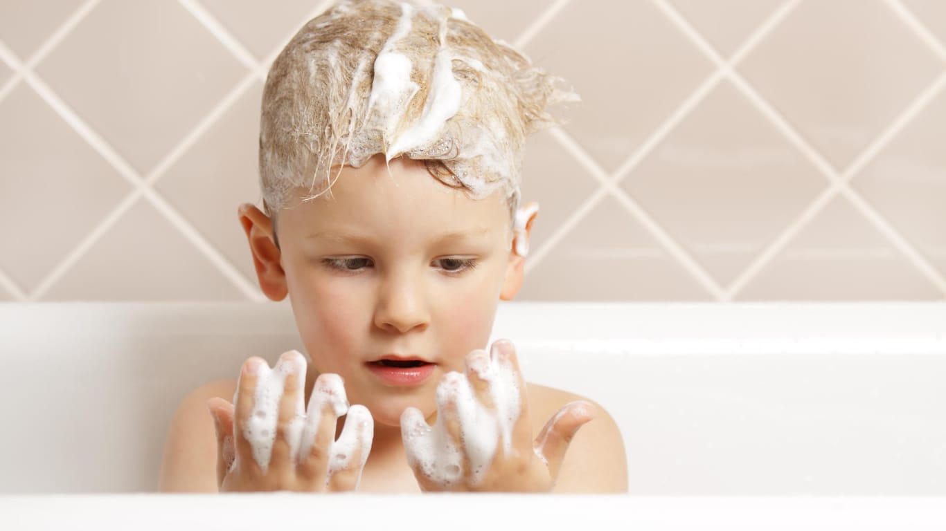 Junge beim Haarewaschen: Kindershampoos schneiden bei "Öko-Test" fast alle gut ab.
