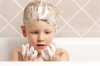 Junge beim Haarewaschen: Kindershampoos schneiden bei "Öko-Test" fast alle gut ab.