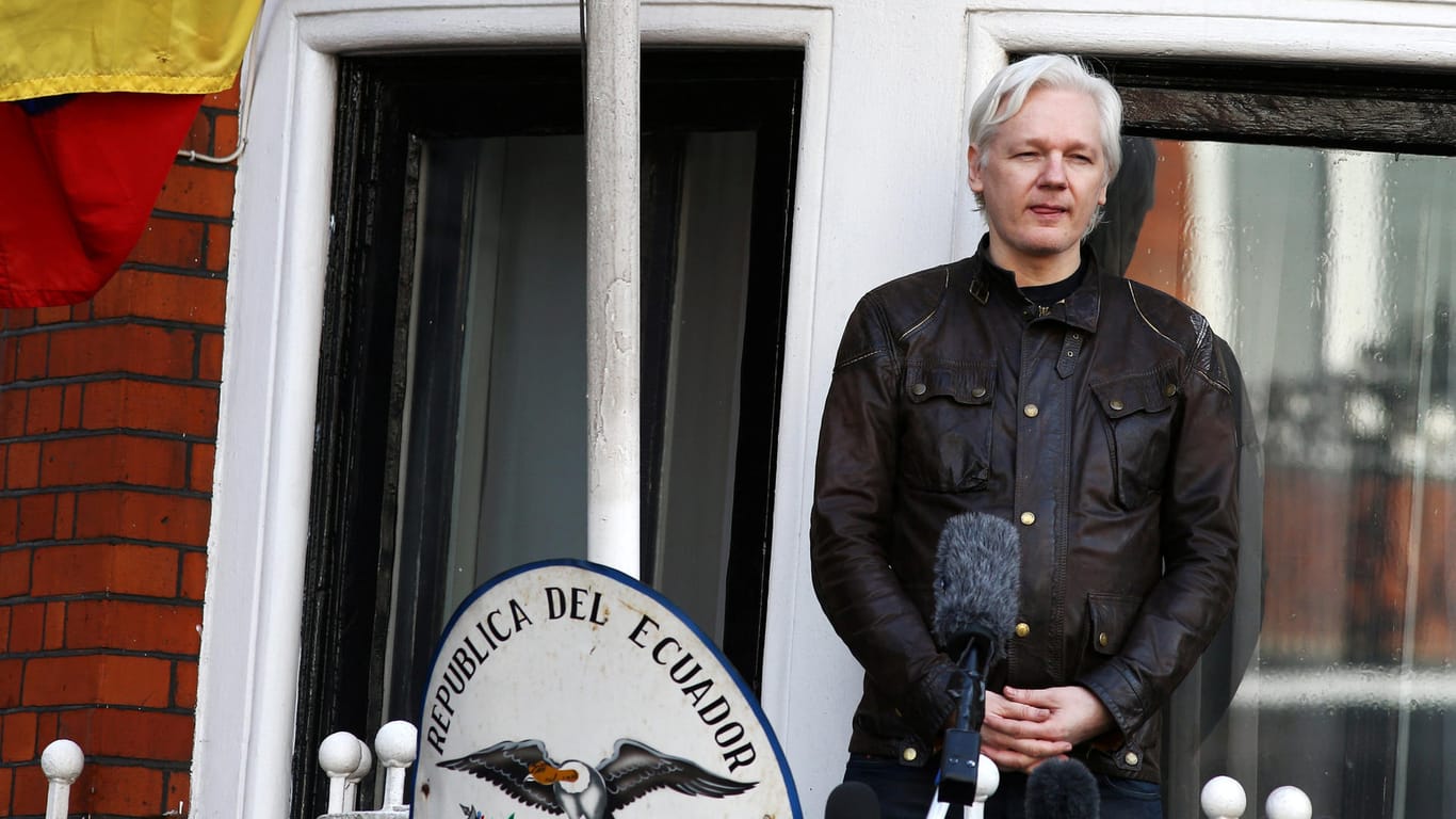 Wikileaks-Gründer Julian Assange steht vor der ecuadorianischen Botschaft in London.