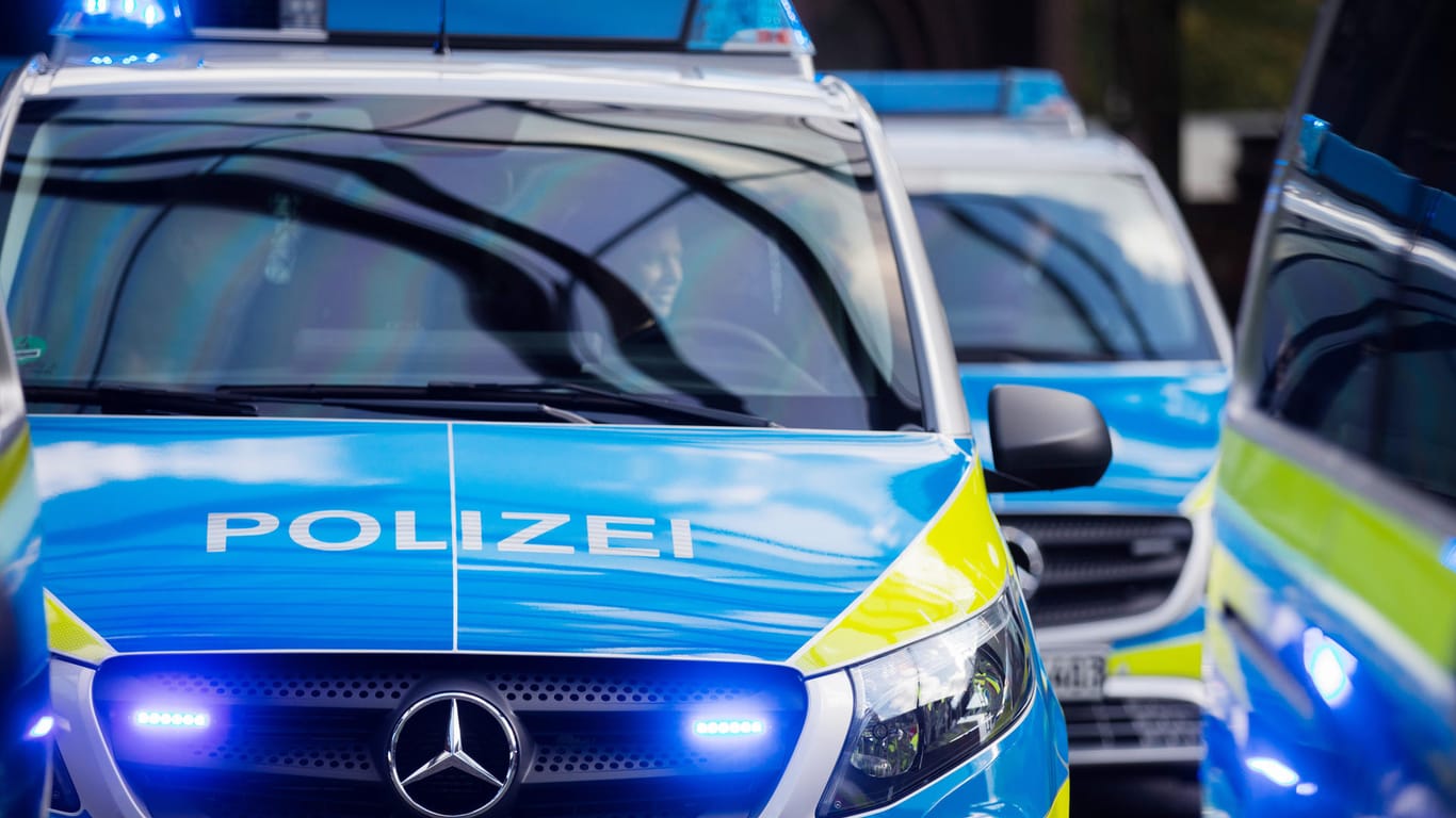 Polizeiautos stehen nebeneinander: Ein Streit zwischen zwei Familien in Essen hat einen Großeinsatz der Polizei ausgelöst. (Archivbild)