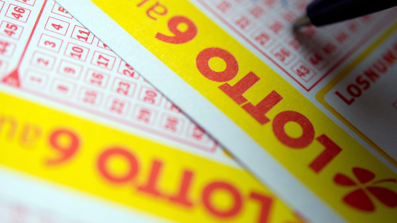 Ein Mann füllt einen Lottoschein aus: Seit einem Jahr hat ein unbekannter Lottokönig aus Reutlingen seinen Gewinn von elf Millionen Euro nicht abgeholt. (Symbolbild)