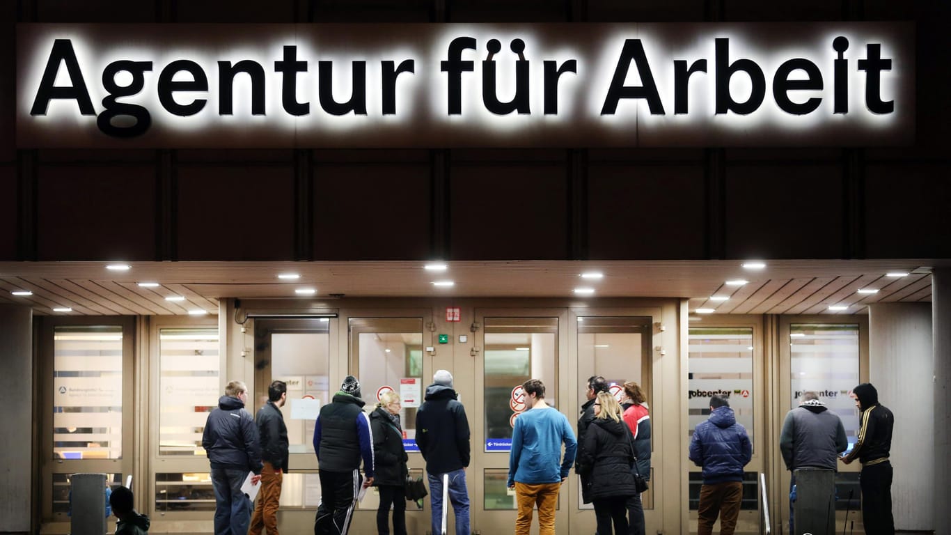 Arbeitssuchende stehen in Duisburg vor der Bundesagentur für Arbeit: Die Zahl der Jobsucher ist im März 2018 erneut unter die 2,5-Millionen-Marke gesunken.