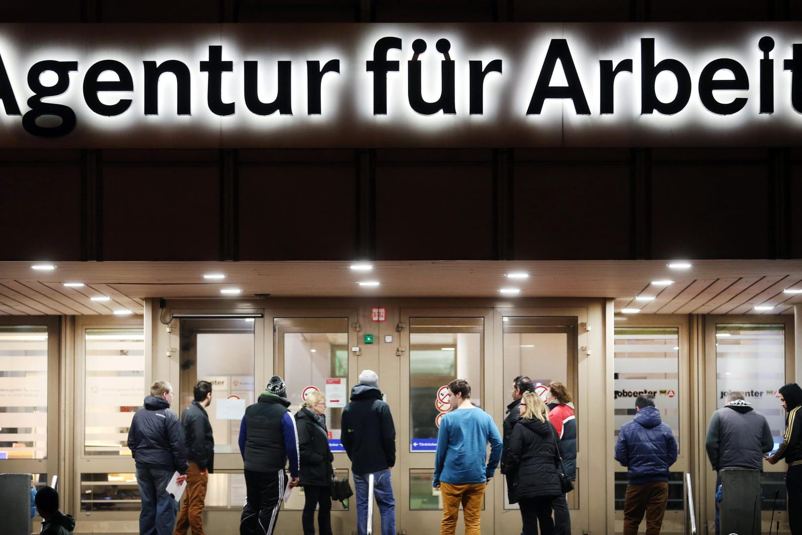 Arbeitssuchende stehen in Duisburg vor der Bundesagentur für Arbeit: Die Zahl der Jobsucher ist im März 2018 erneut unter die 2,5-Millionen-Marke gesunken. Arbeitssuchende stehen in Duisburg vor der Bundesagentur für Arbeit: Die Zahl der Jobsucher ist im März 2018 erneut unter die 2,5-Millionen-Marke gesunken.