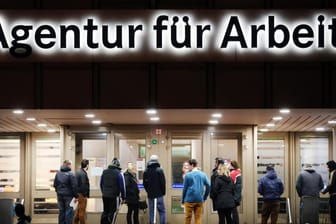 Arbeitssuchende stehen in Duisburg vor der Bundesagentur für Arbeit: Die Zahl der Jobsucher ist im März 2018 erneut unter die 2,5-Millionen-Marke gesunken.