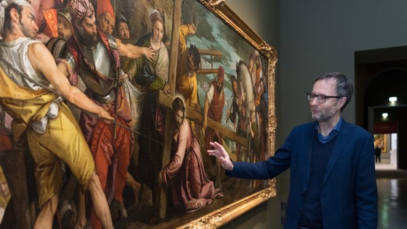 Andreas Henning, Konservator für italienische Malerei in der Gemäldegalerie Alte Meister, vor Veroneses Gemälde "Die Kreuztragung".