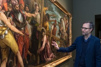 Andreas Henning, Konservator für italienische Malerei in der Gemäldegalerie Alte Meister, vor Veroneses Gemälde "Die Kreuztragung".
