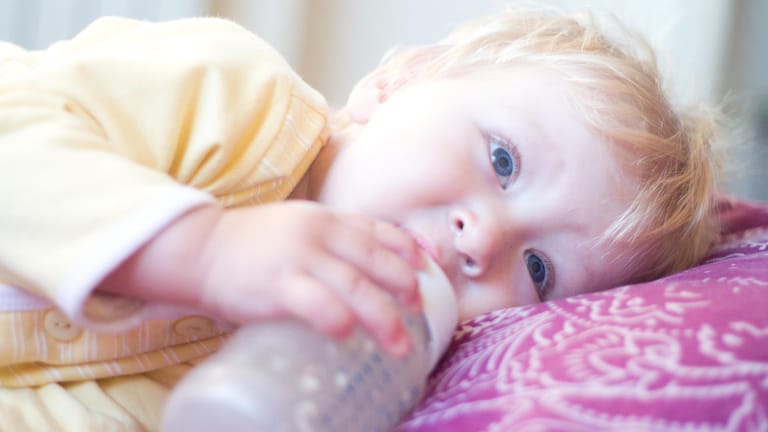 Milch aus der Flasche: Kindermilch ist speziell für Kleinkinder entwickelt worden – trotzdem kann sie für genau diese schädlich sein.