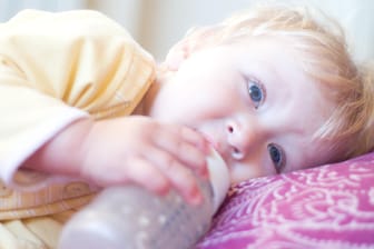 Milch aus der Flasche: Kindermilch ist speziell für Kleinkinder entwickelt worden – trotzdem kann sie für genau diese schädlich sein.