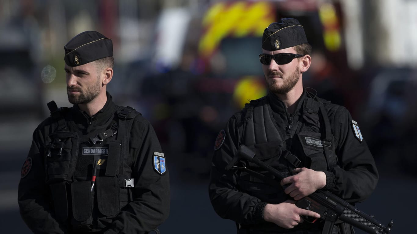 Bewaffnete Polizisten in Frankreich: Erneut hat es dort einen Zwischenfall gegeben.