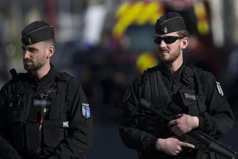 Bewaffnete Polizisten in Frankreich: Erneut hat es dort einen Zwischenfall gegeben.