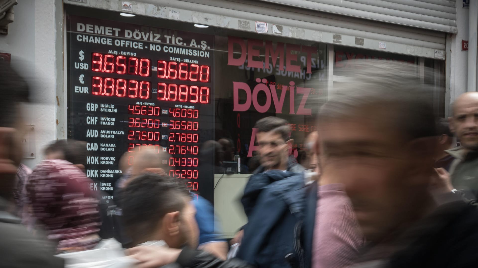 Ein Devisenhändler in Istanbul (Türkei) hat seine aktuellen Kurse im Schaufenster: Die türkische Wirtschaft ist im vergangenen Jahr stärker gewachsen als die chinesische, allerdings hält die Inflation an. (Archivbild) Ein Devisenhändler in Istanbul (Türkei) hat seine aktuellen Kurse im Schaufenster: Die türkische Wirtschaft ist im vergangenen Jahr stärker gewachsen als die chinesische, allerdings hält die Inflation an. (Archivbild)