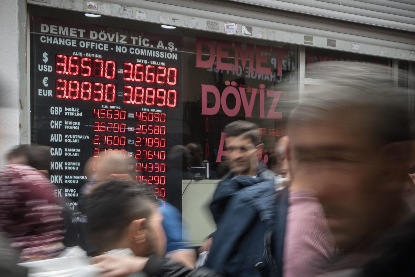 Ein Devisenhändler in Istanbul (Türkei) hat seine aktuellen Kurse im Schaufenster: Die türkische Wirtschaft ist im vergangenen Jahr stärker gewachsen als die chinesische, allerdings hält die Inflation an. (Archivbild) Ein Devisenhändler in Istanbul (Türkei) hat seine aktuellen Kurse im Schaufenster: Die türkische Wirtschaft ist im vergangenen Jahr stärker gewachsen als die chinesische, allerdings hält die Inflation an. (Archivbild)