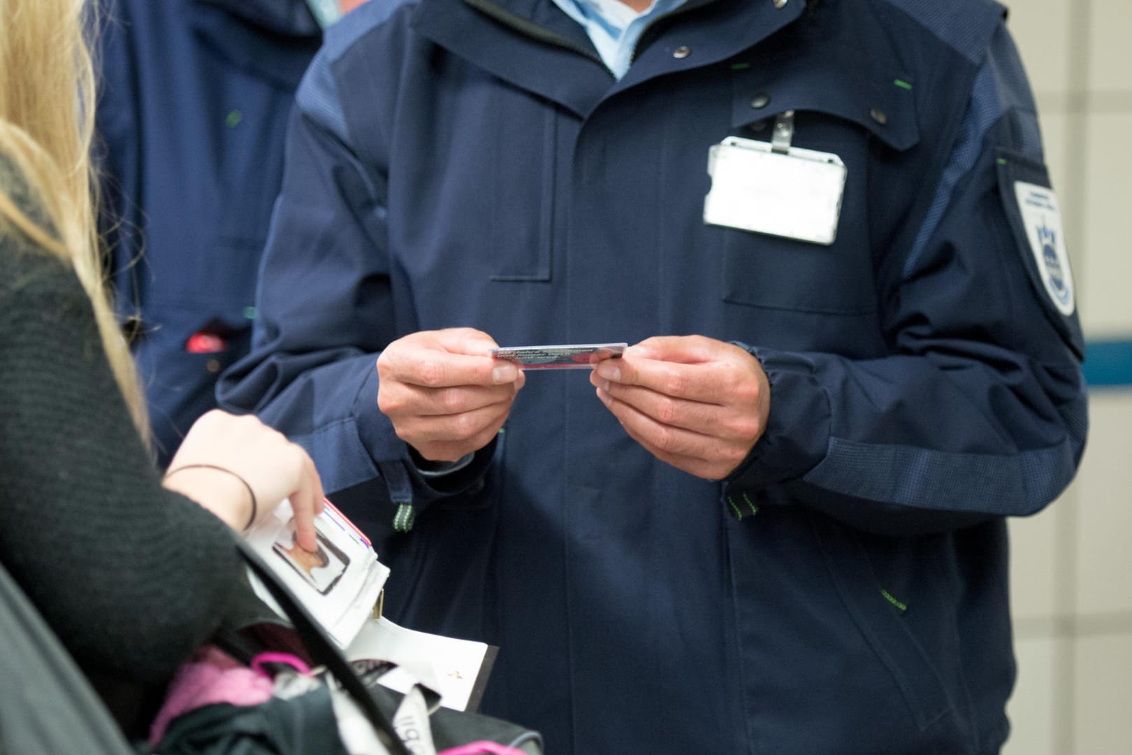 Fahrkartenkontrolle: Bisher droht beim Schwarzfahren eine Geldstrafe oder sogar eine Freiheitsstrafe bis zu einem Jahr.