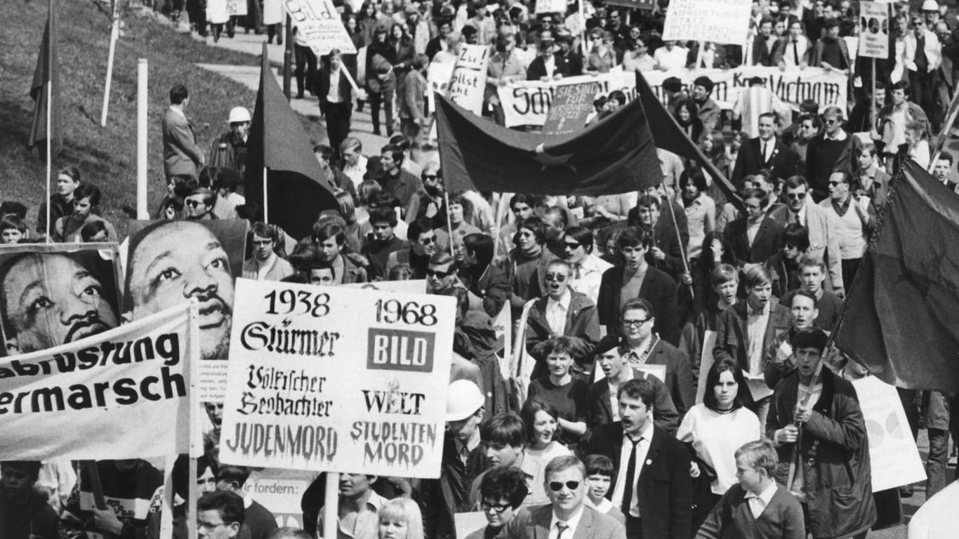 Ostermarsch 1968 in Stuttgart: Neben der Abrüstung war das Attentat auf Rudi Dutschke in Berlin das beherrschende Thema. Insgesamt nahmen 1968 300.000 Menschen an den Protesten teil.