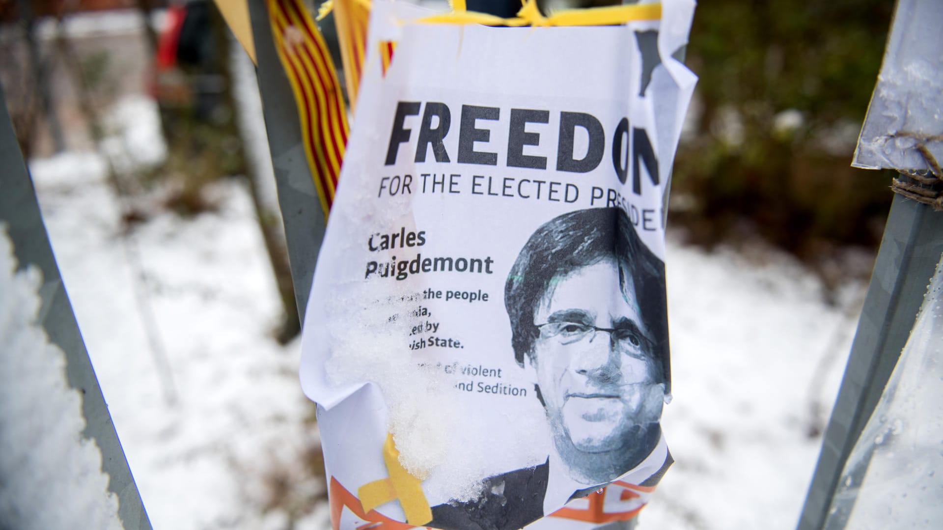Ein aufgeweichtes Flugblatt mit dem Bild des ehemaligen Regionalpräsidenten Kataloniens, Puigdemont, hängt am Zaun der JVA Neumünster: Die drei Begleiter Puigdemonts, die nach seiner Festnahme inhaftiert wurden, sind wieder auf freiem Fuß. Ein aufgeweichtes Flugblatt mit dem Bild des ehemaligen Regionalpräsidenten Kataloniens, Puigdemont, hängt am Zaun der JVA Neumünster: Die drei Begleiter Puigdemonts, die nach seiner Festnahme inhaftiert wurden, sind wieder auf freiem Fuß.
