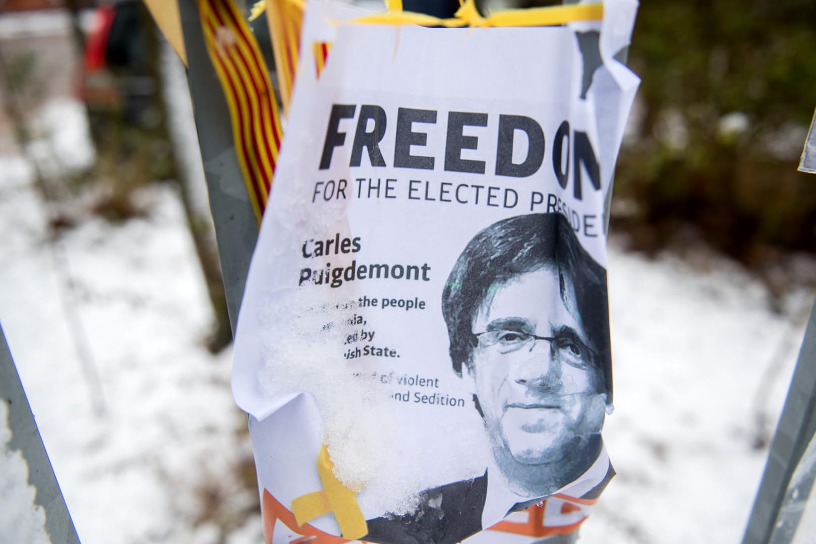 Ein aufgeweichtes Flugblatt mit dem Bild des ehemaligen Regionalpräsidenten Kataloniens, Puigdemont, hängt am Zaun der JVA Neumünster: Die drei Begleiter Puigdemonts, die nach seiner Festnahme inhaftiert wurden, sind wieder auf freiem Fuß.
