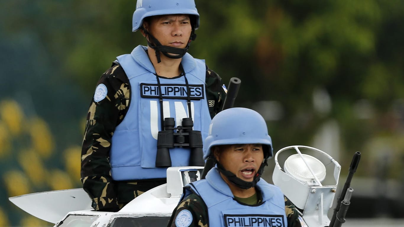 Blauhelmsoldaten aus den Philippinen nehmen an einer Parade teil: Die US-amerikanische UN-Botschafterin hat erklärt, dass die USA ihr Budget zur Unterstützung der Blauhelm-Einsätze kürzen werden.